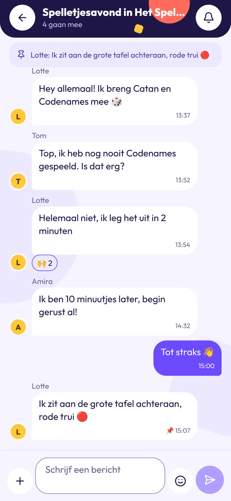 De groepschat met een vastgezet bericht: rode trui, grote tafel achteraan.